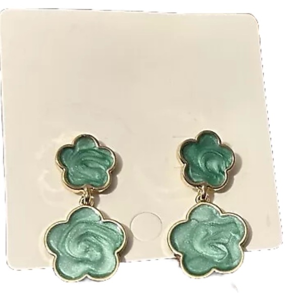 Green Double Clover Dangle Earrings
1 1/2 inches long
Trending style - Picture 3 of 3